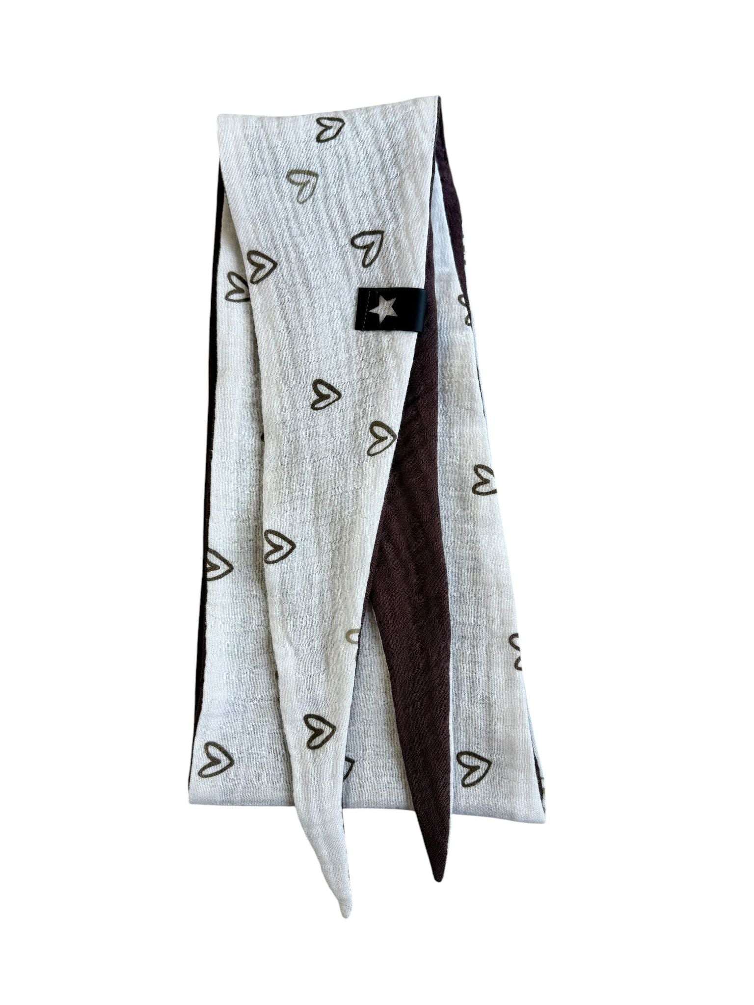 Musselin Liebe Mini Sophie Scarf braune Herzen auf weißem Stoff und braun