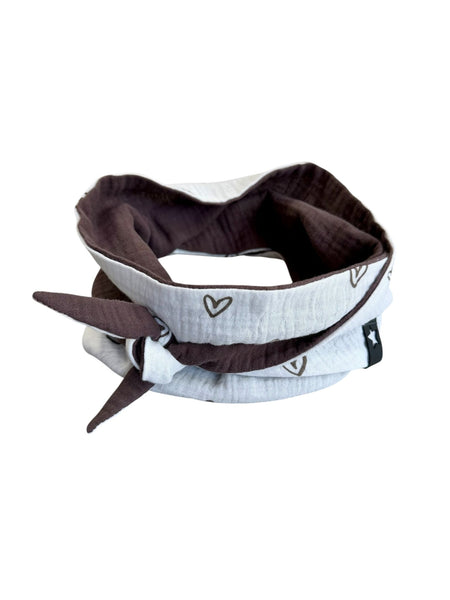 Musselin Liebe Mini Sophie Scarf braune Herzen auf weißem Stoff und braun